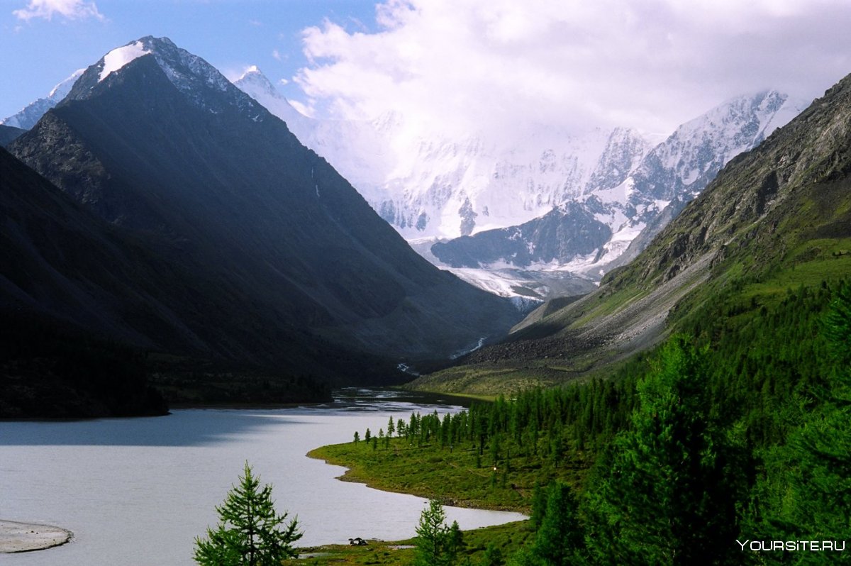Гора Белуха c реки Катунь