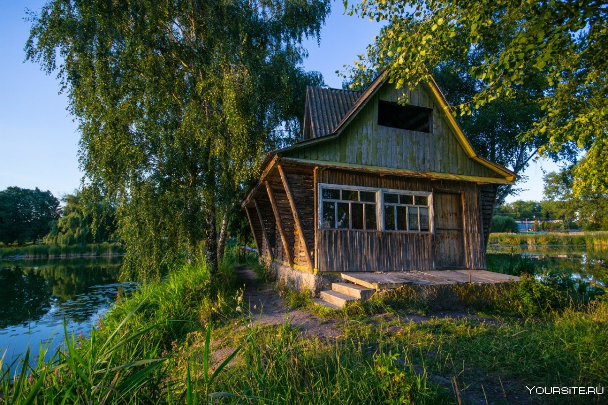 Старый дом у озера