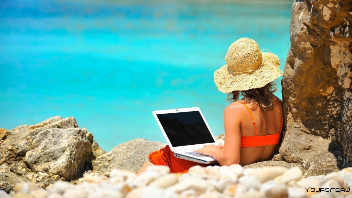 Девушка с ноутбуком на море