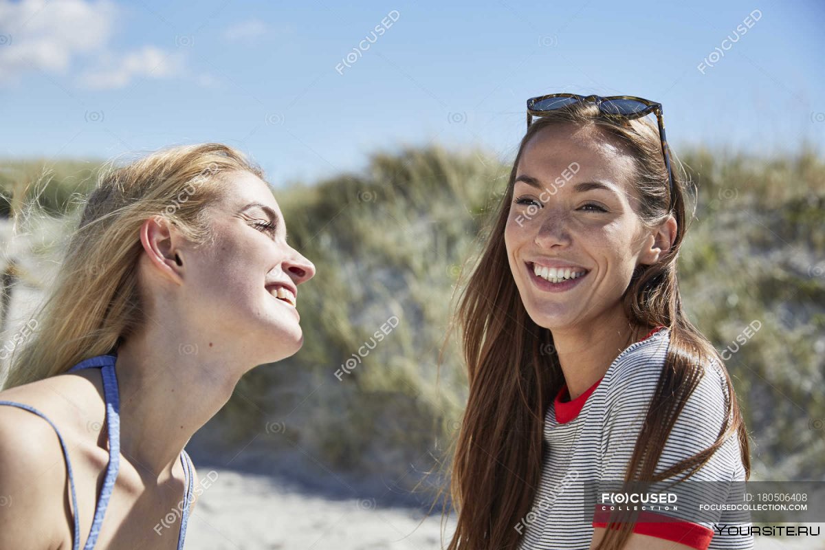 Фото любительские две женщины разговаривают у пляжа
