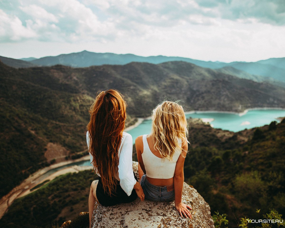 Две девушки в горах