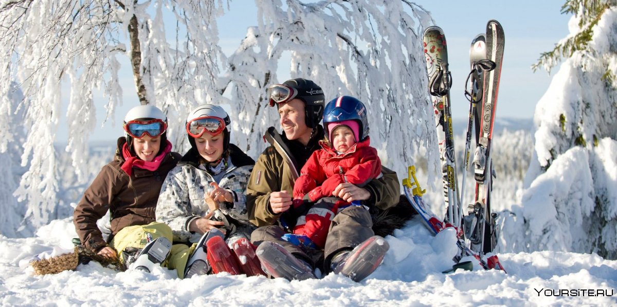 Счастливая семья зима горы