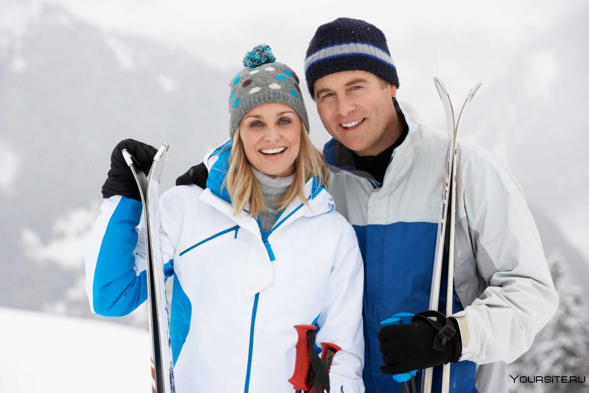 Мужчина и женщина на лыжах