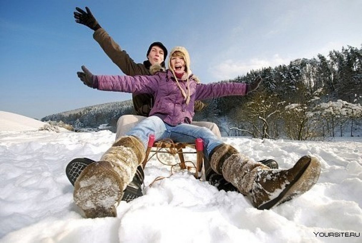 Счастливые люди в горах зимой