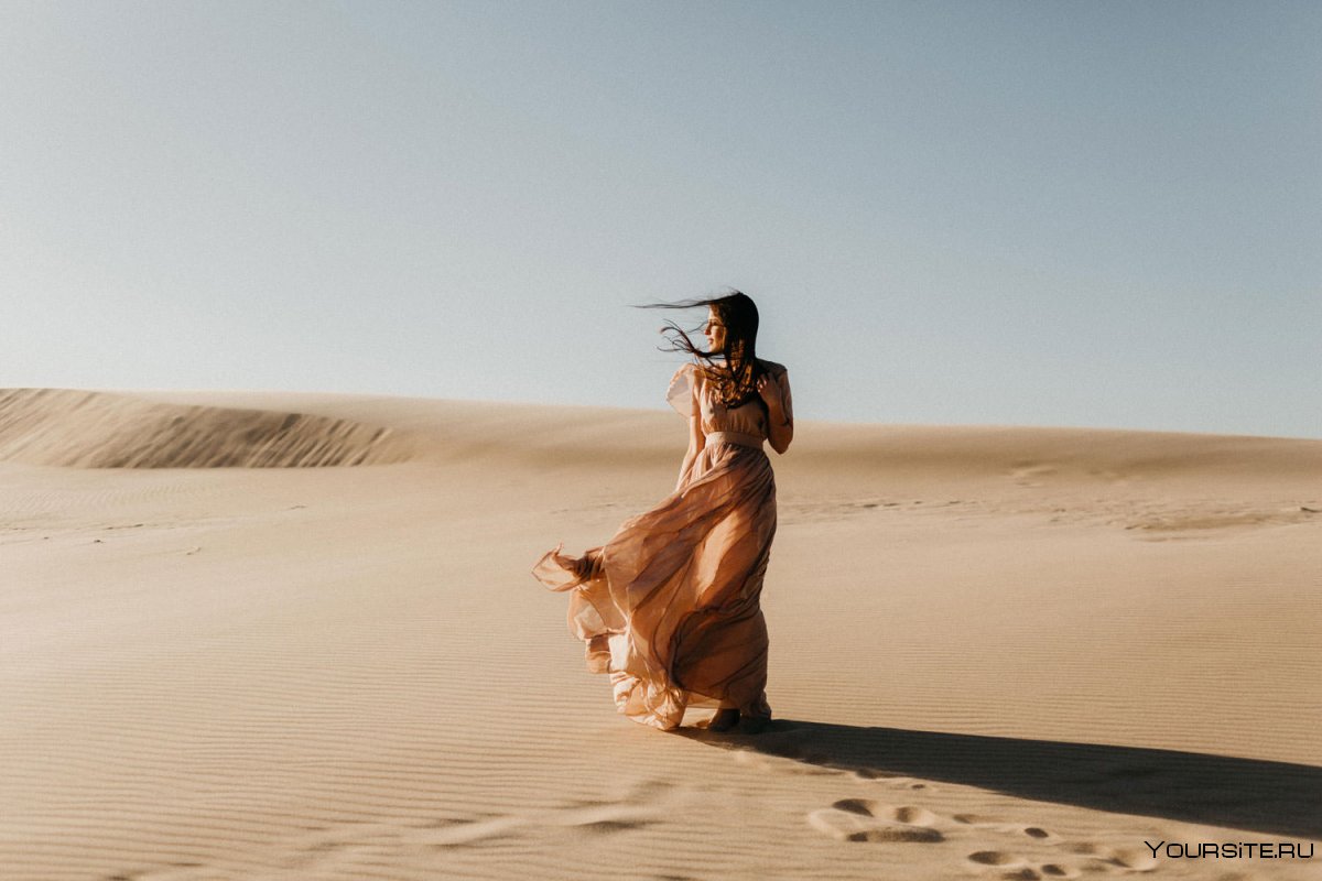 Восточная девушка в пустыне