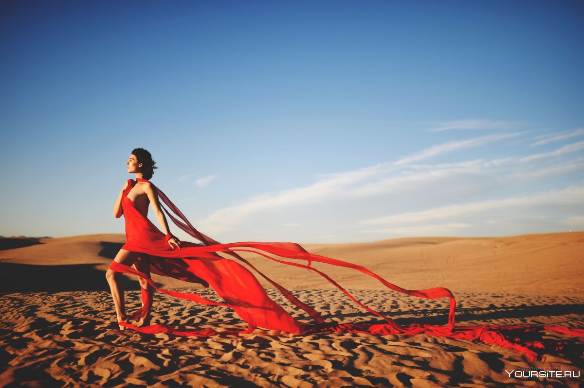 Красное платье в пустыне