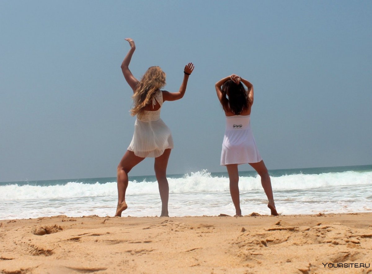 Танцуют босиком на песке