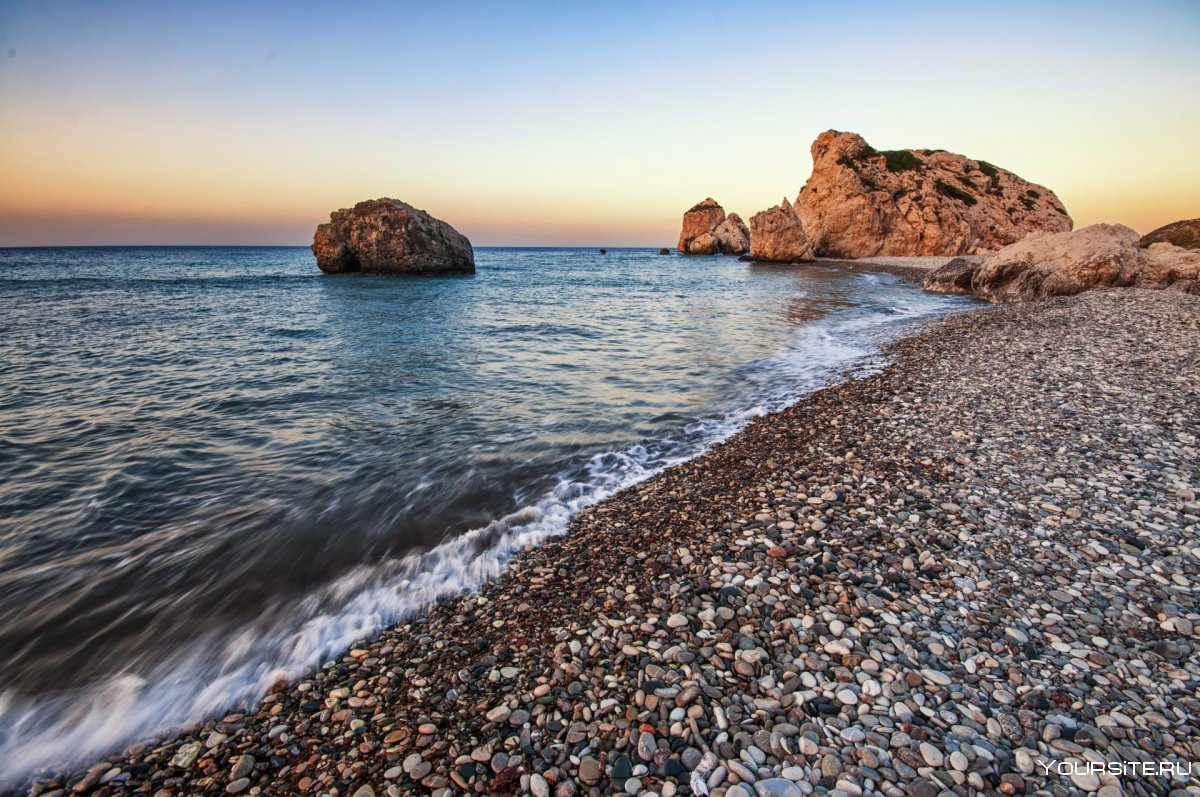 Галечный пляж на черном море