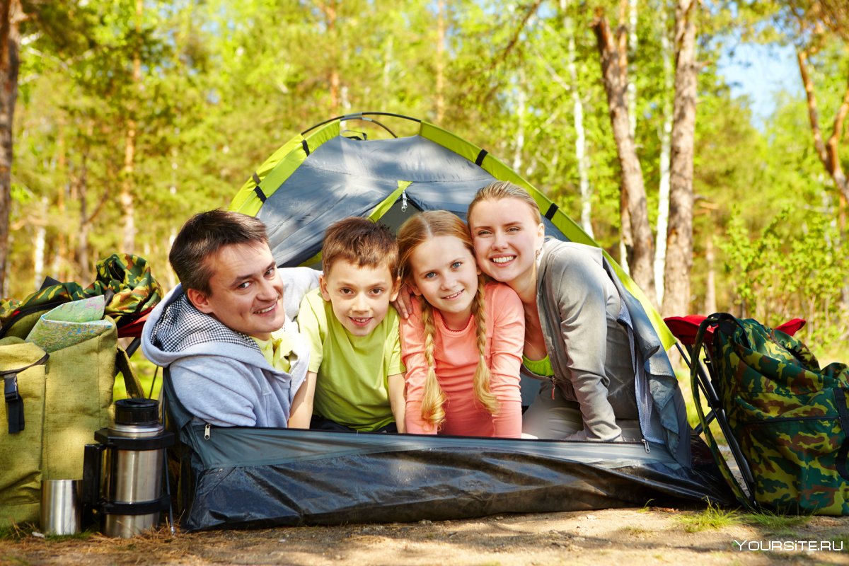 Семья в палатке на природе