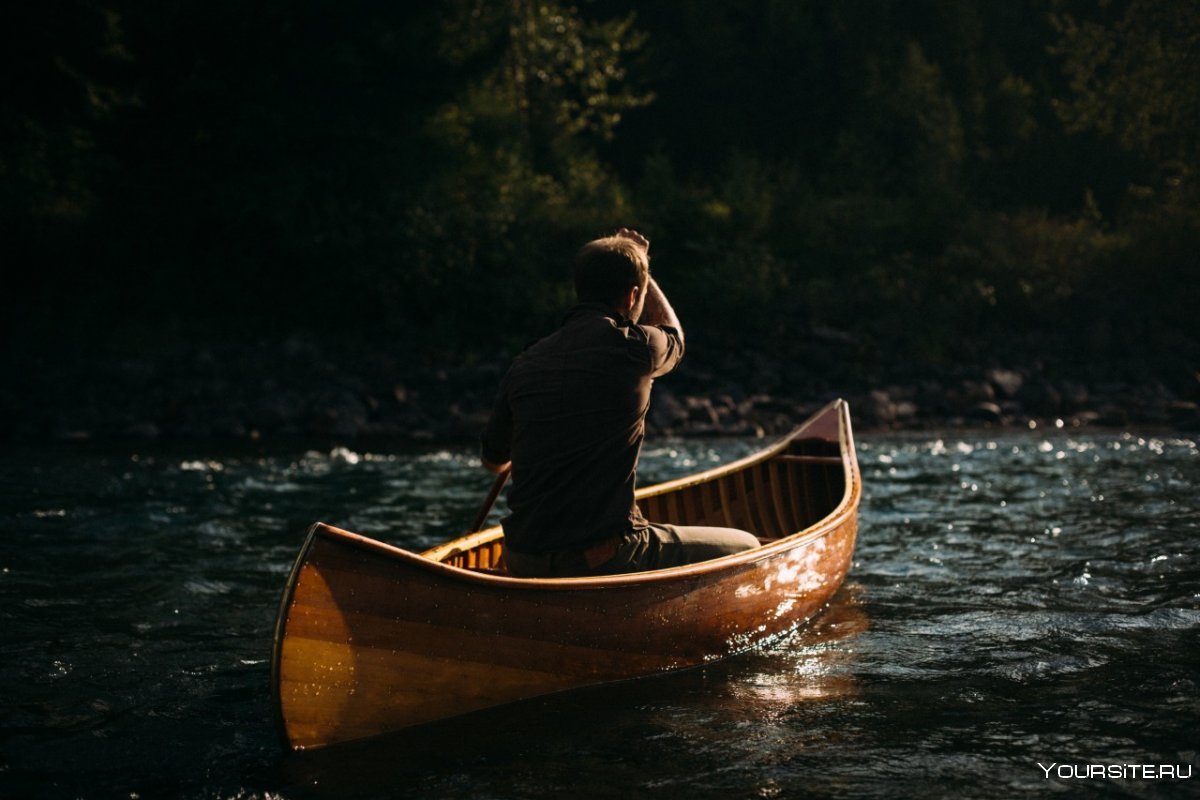 Лодка деревянная с человеком