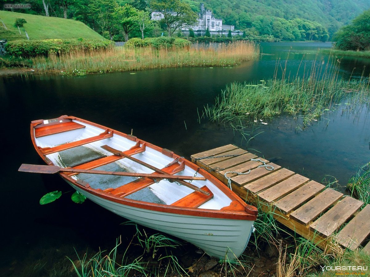 Деревянная лодка на озере