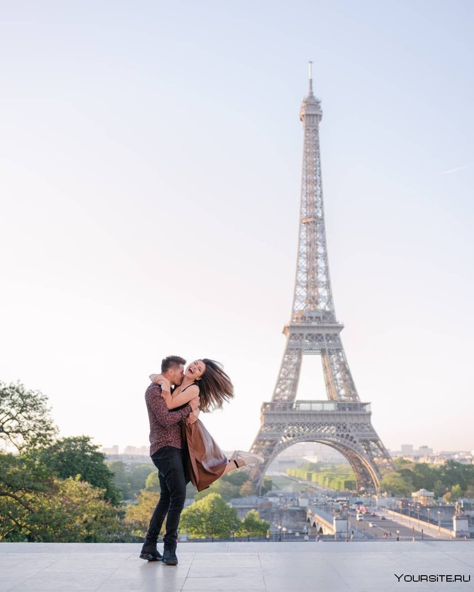 Влюбленная пара в Париже