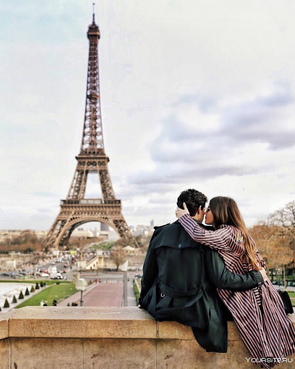Красивая молодая пара в Париже предложение