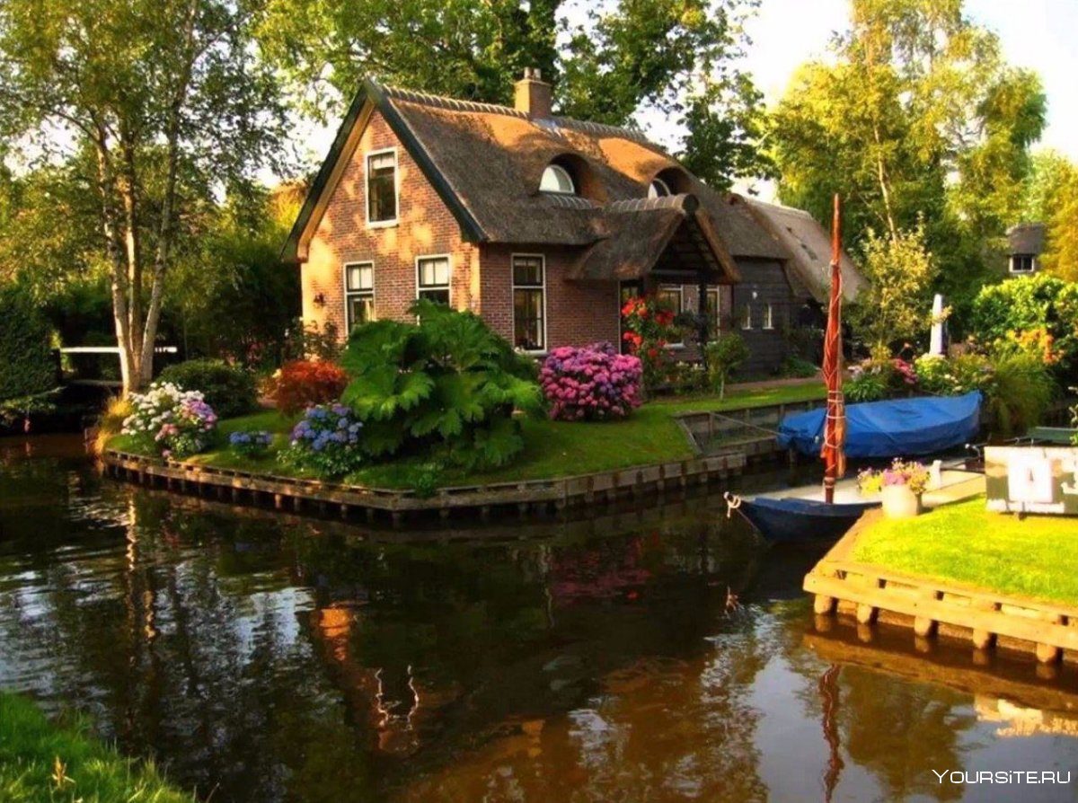 Дом у пруда