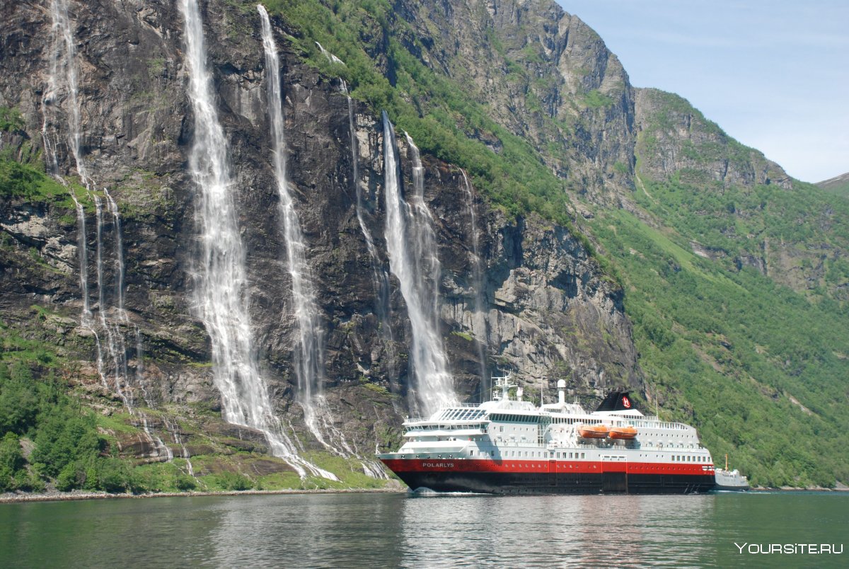 Океанский лайнер в норвежских фьордах