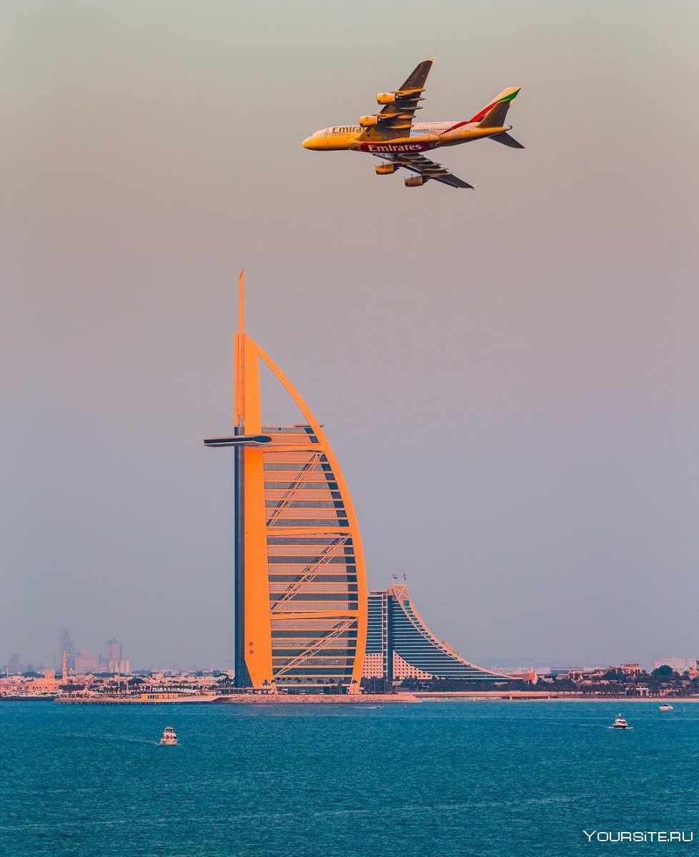 Самолет Эмирейтс над Дубаем