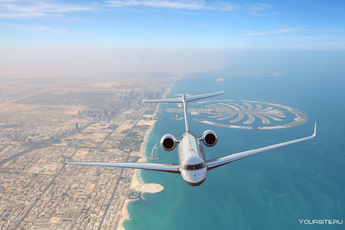 Самолет над Дубаем