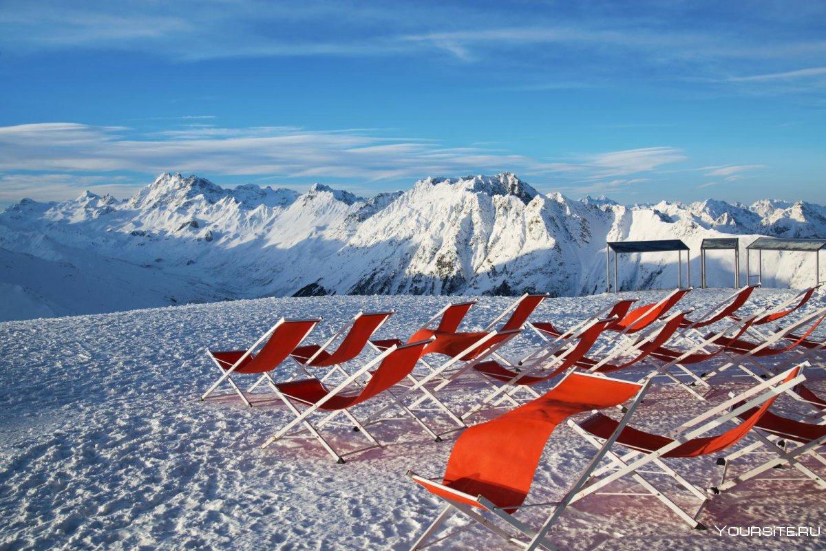 Лежаки на горнолыжном курорте