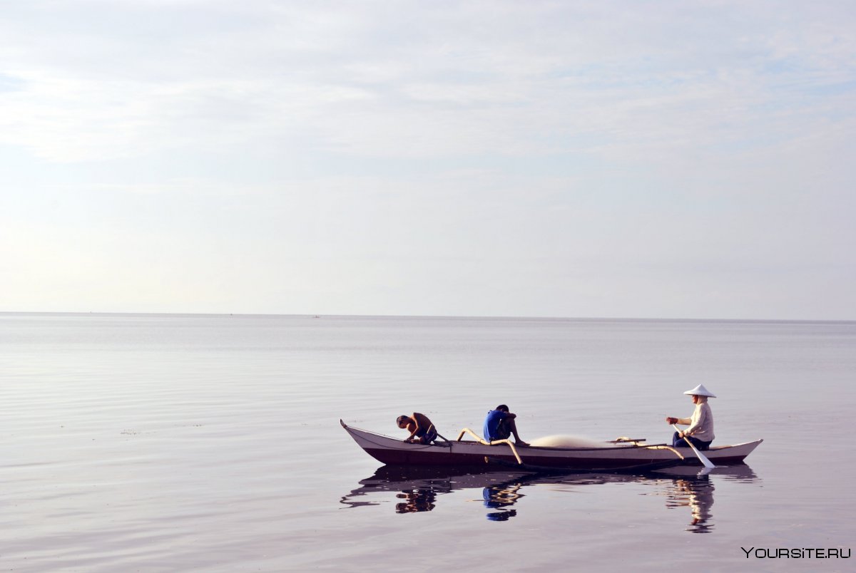 Люди в лодке на озере