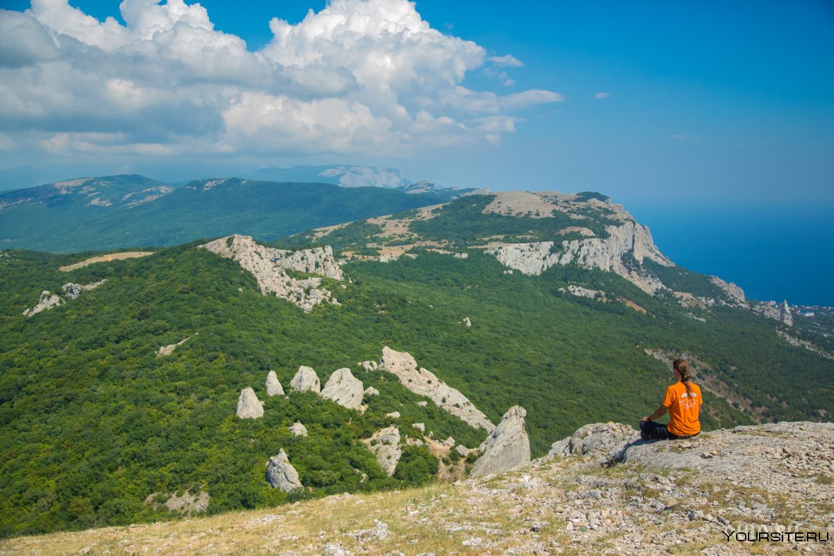 Девушки в горах Крыма