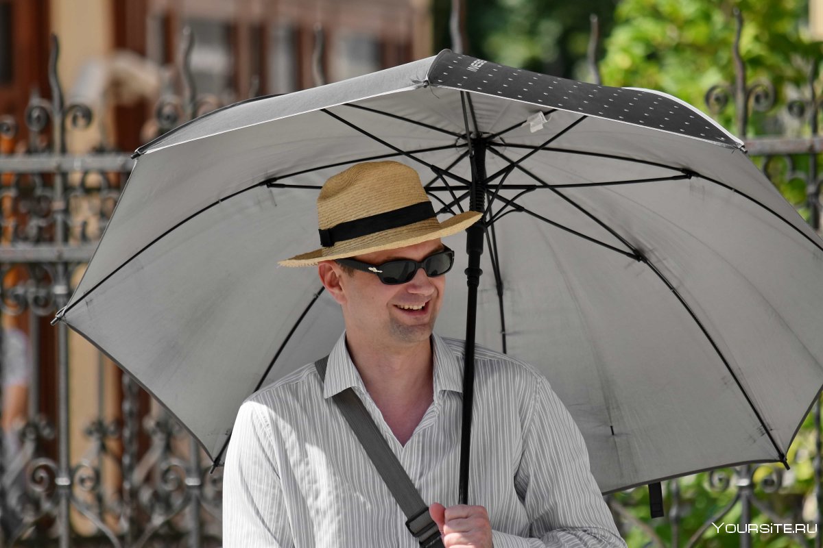 Стильный мужчина с зонтом
