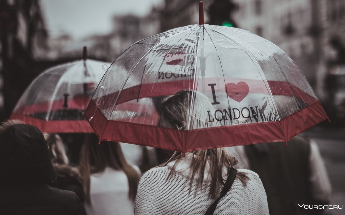 Девушка в Лондоне с зонтом