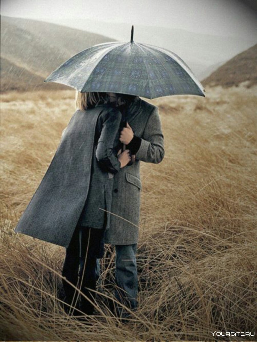 Мужчина с зонтом под дождем