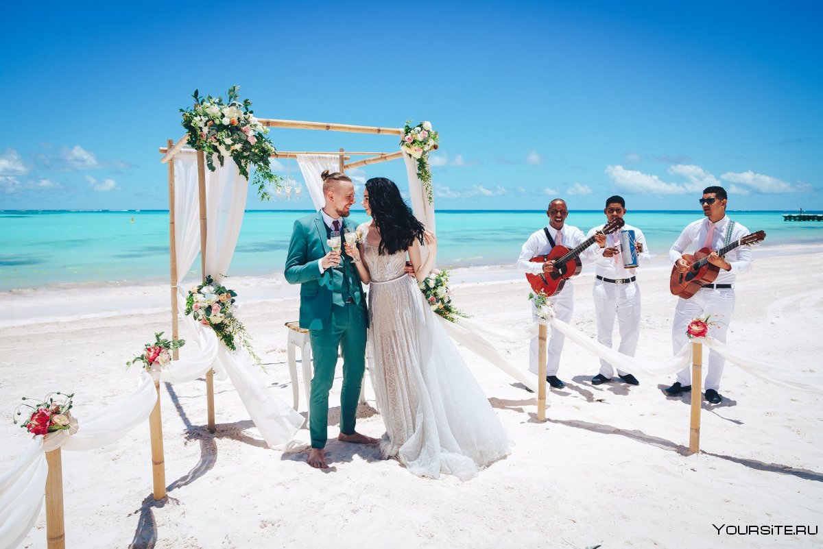 Свадебная церемония на берегу