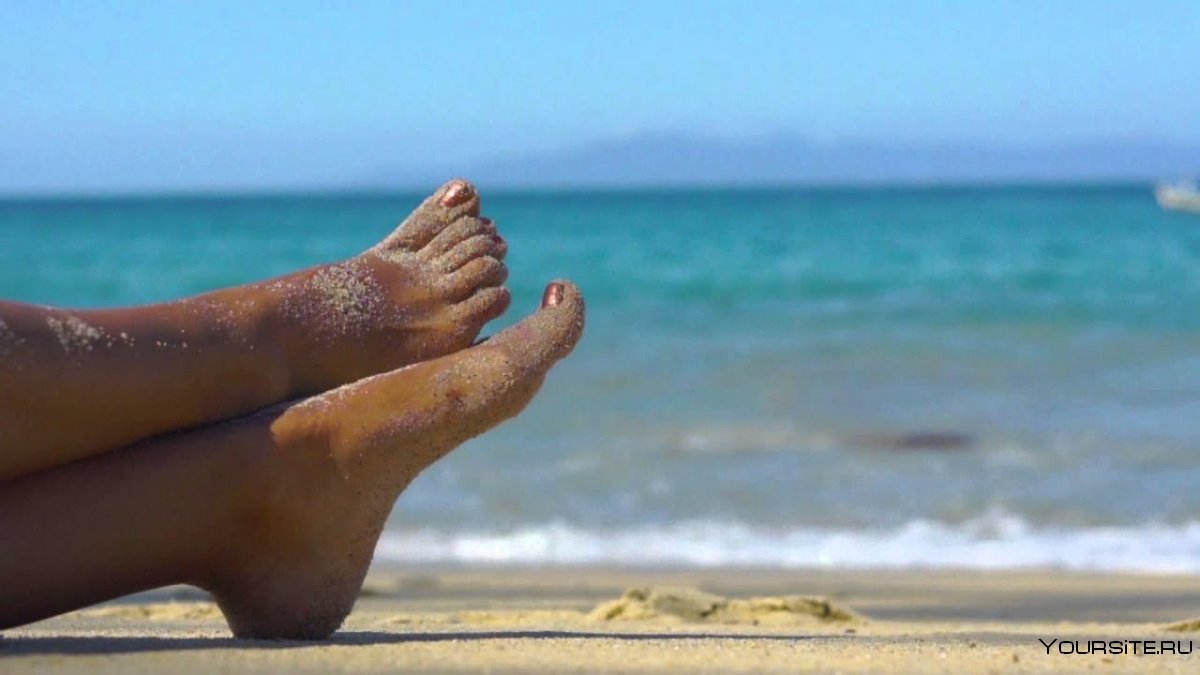Ноги на берегу моря