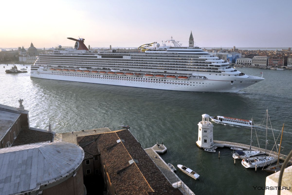 Океанский лайнер в Венеции