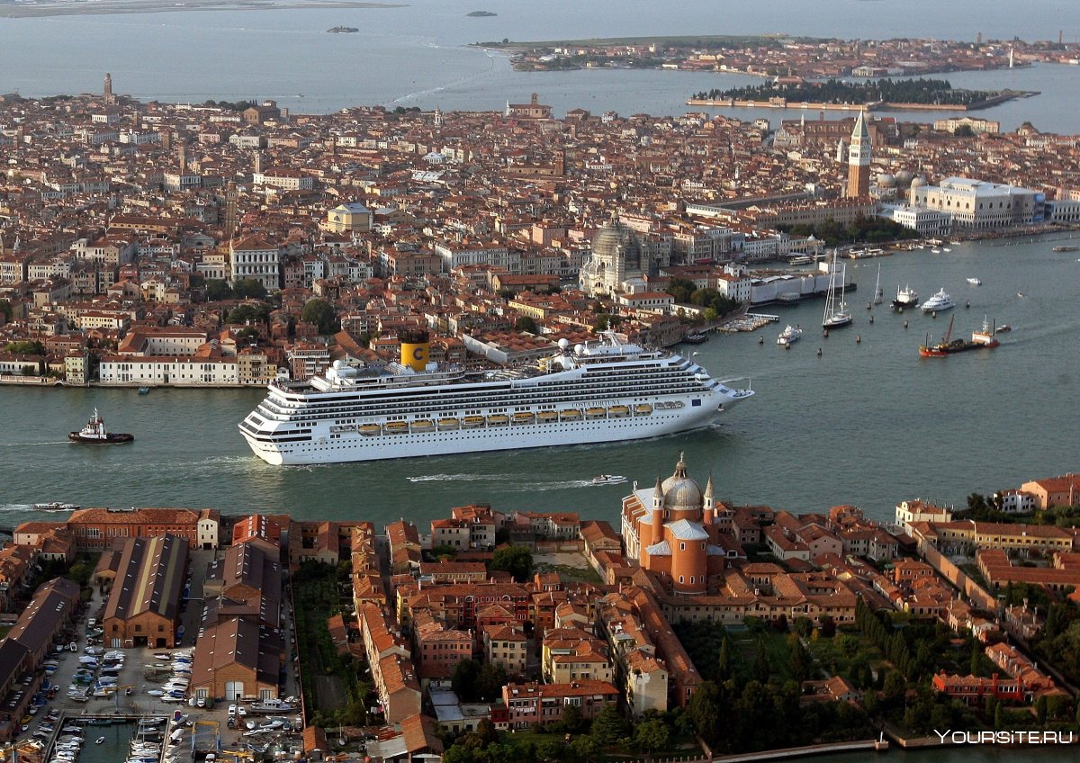 Океанский лайнер в порту Венеции