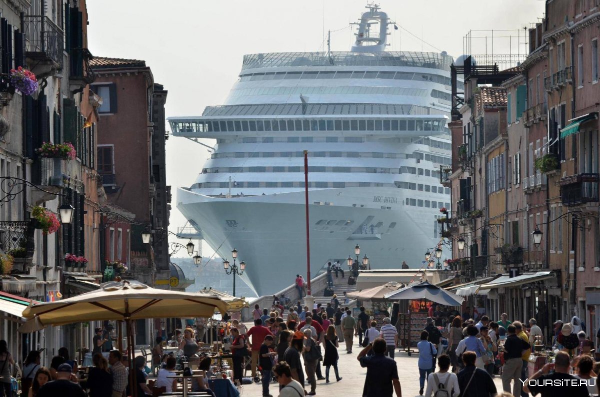 Круизный лайнер заходит в порт Венеции