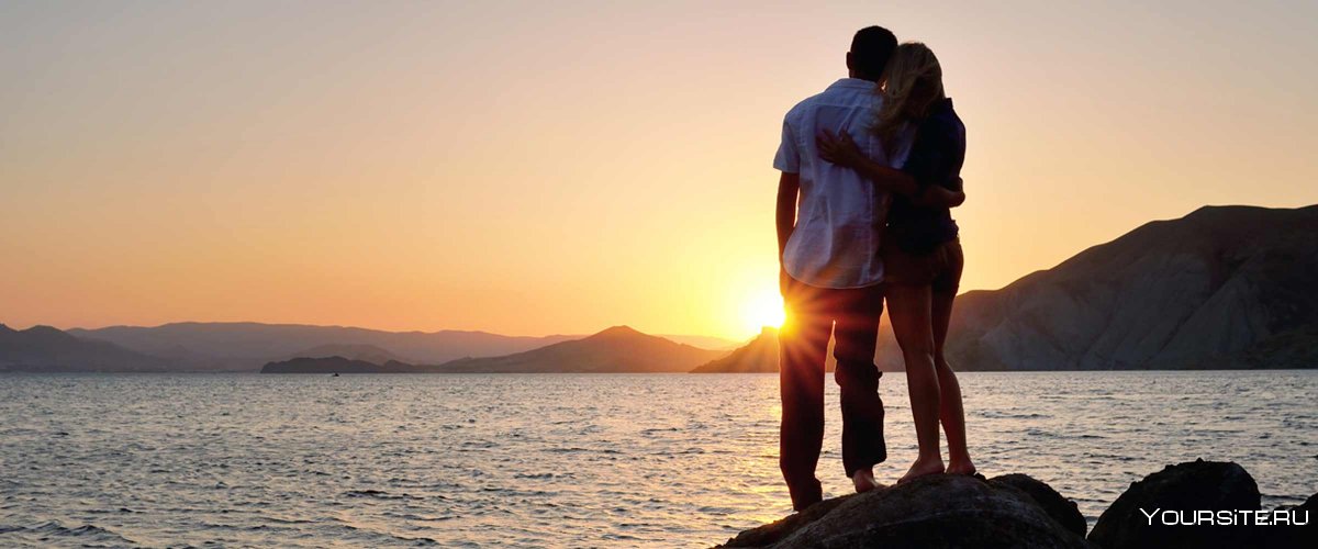 Парень с девушкой на море в горах