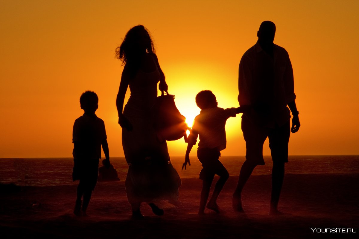 Семейные ценности семья на закате