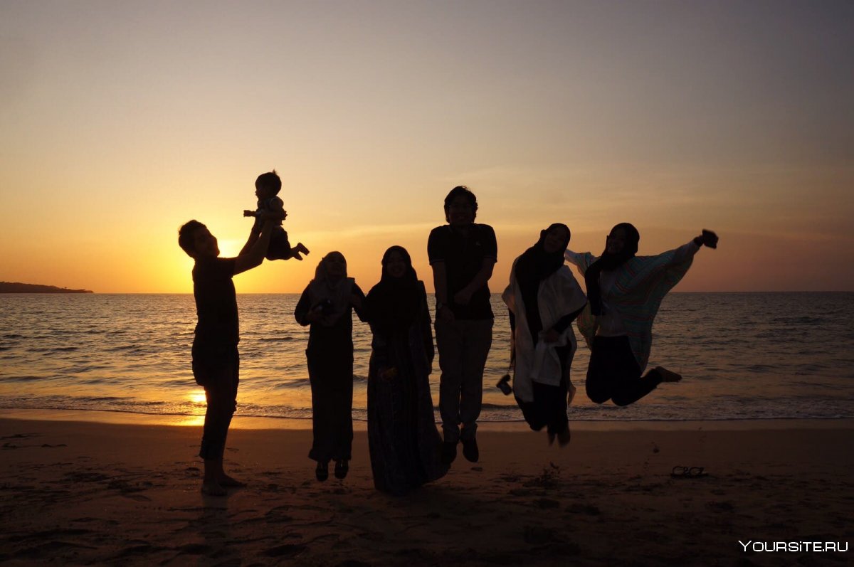 Мусульманская семья на закате