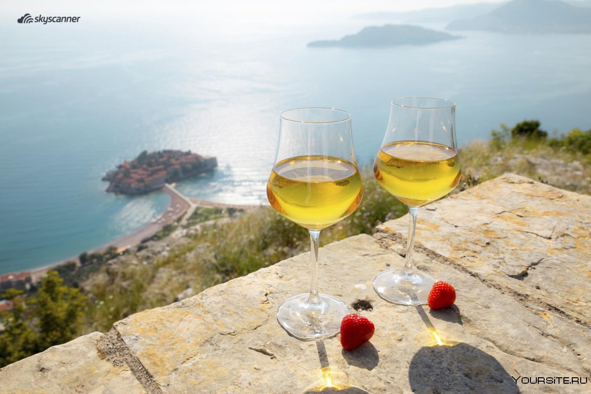 Вино на фоне моря