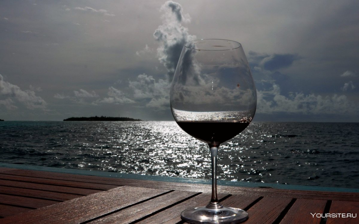 Бокал вина на море