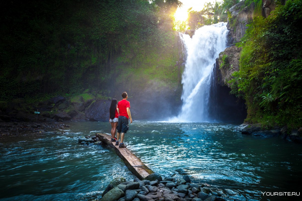 Бали водопад и девушка