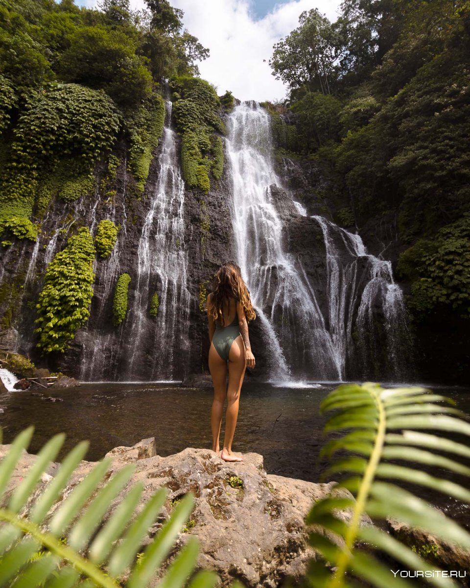 Бали водопад и девушка