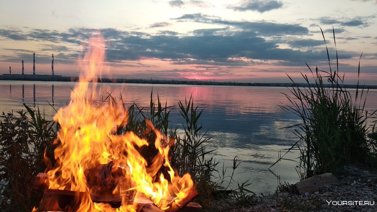 Костер на берегу реки