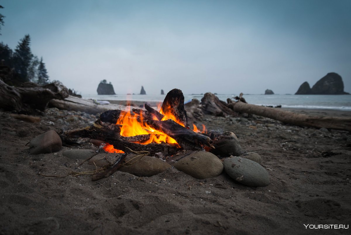 Костер на берегу моря