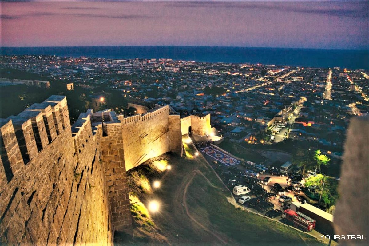 Крепость Нарын-кала в Дербенте ночью