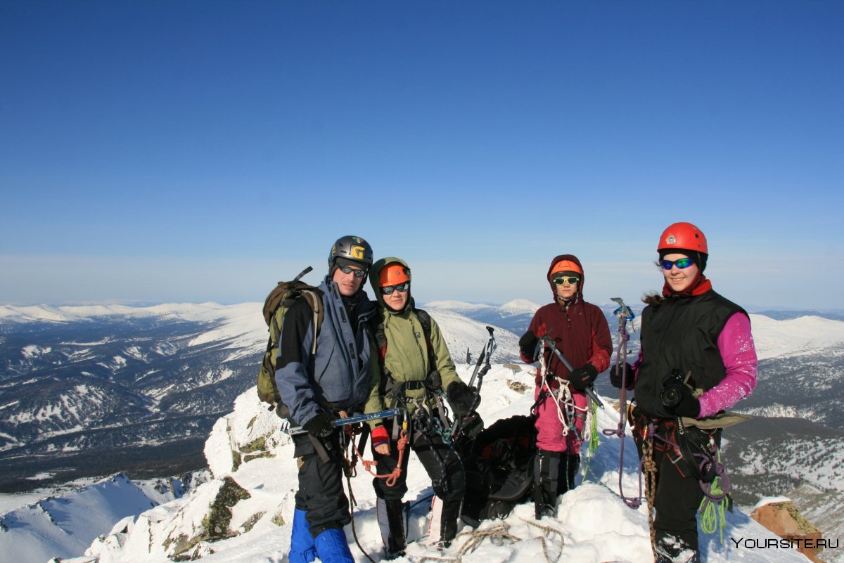 Туристы на Поднебесных зубьях