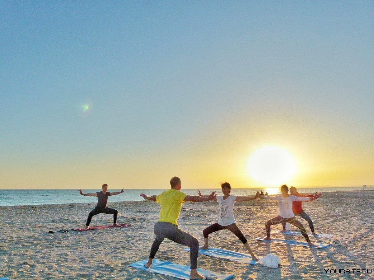 Йога на пляже Крым