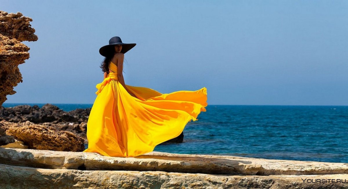 Девушка в желтом платье на море