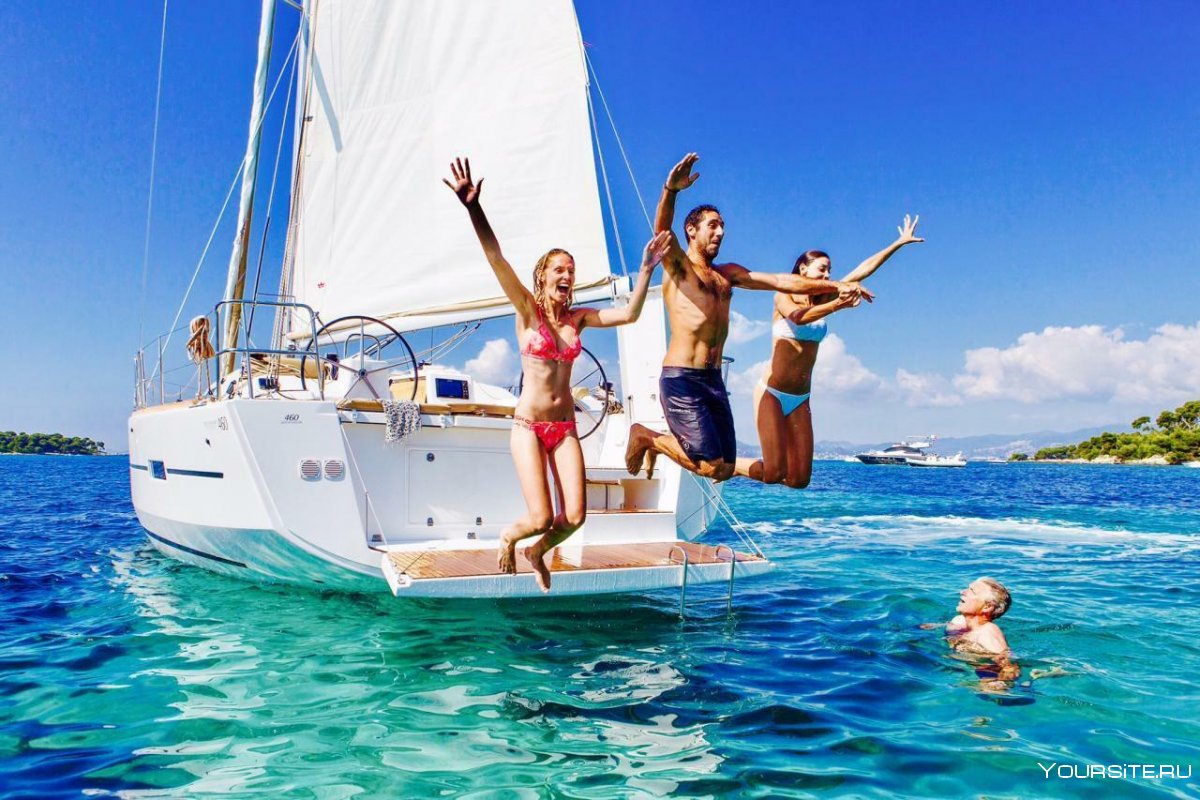 Отдыхающие на яхте