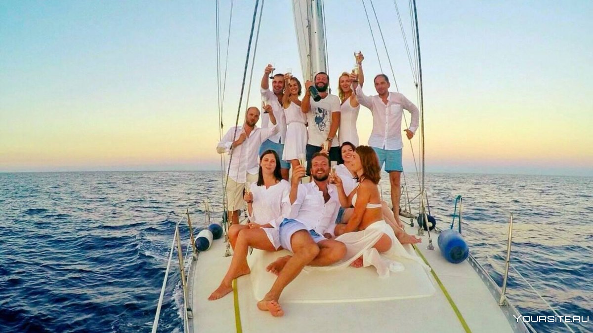 Отдыхающие на яхте