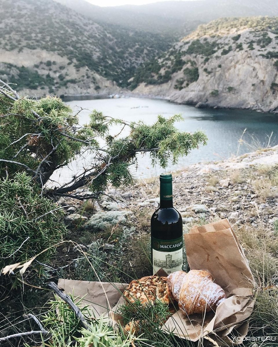 Крымское вино на берегу