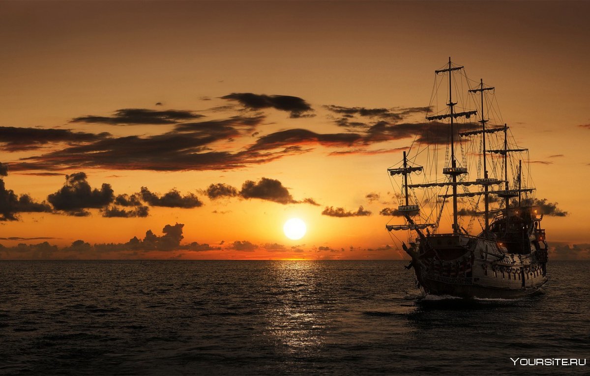 Корабль на фоне заката