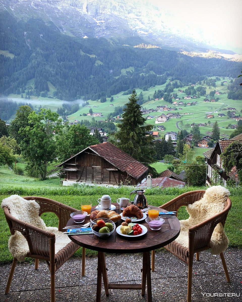 Красивый завтрак на природе